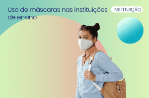 mulher jovem utilizando máscara de proteção contra a covid no interior de uma instituição de ensino