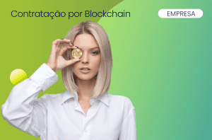 mulher adulta simbolizando o blockchain com moeda de bitcoin sobre o olho