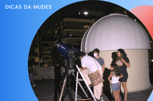 foto do planetário da gávea com pessoas utilizando o telescópio
